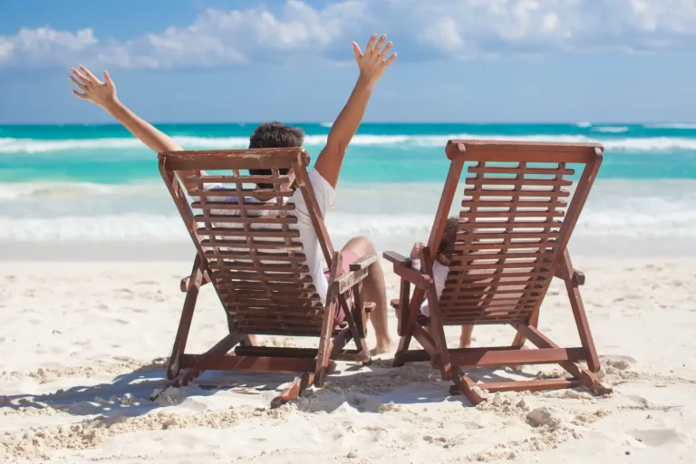 Personas disfrutando de la playa